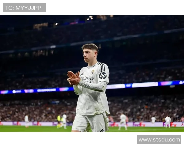 足球与娱乐明星的魅力碰撞壁纸分享让你尽享视觉盛宴